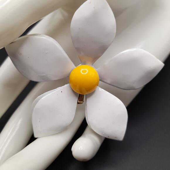Vintage 1960s White Yellow Enamel Flower Brooch - Picture 4 of 8